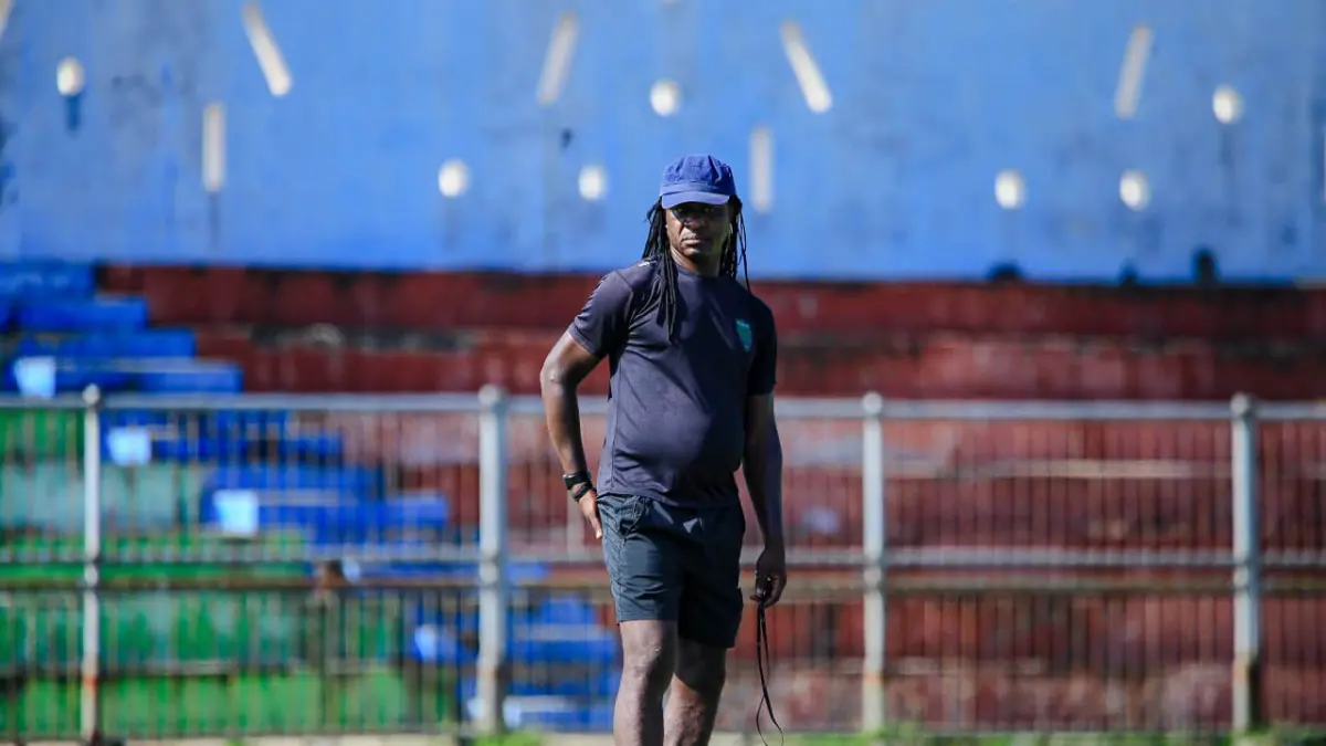 JURU TAKTIK: Pelatih Pasuruan United Bio Paulin memantau anak asuhnya yang sedang berlatih. (Foto: Pasuruan United for Jawa Pos Radar Bromo)