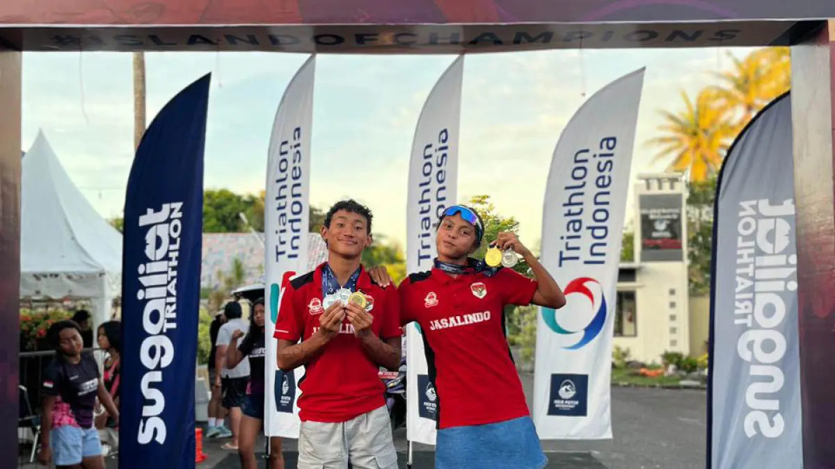 KETAT: Leader Matthew Wisanggeni dan Maurizka Nur Azizah sesaat setelah menerima medali di Kejurnas Triathlon Seri I 2026 di Kepulauan Bangka Belitung, 15–17 Mei lalu. (Foto: FTI for Jawa Pos Radar Bromo)