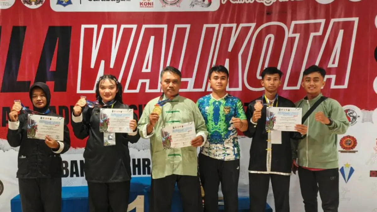 LEVEL NASIONAL: Atlet dan pelatih wushu Kabupaten Probolinggo yang mengikuti kejurnas Wushu Piala Wali Kota Surabaya 2026. (Foto: Istimewa)