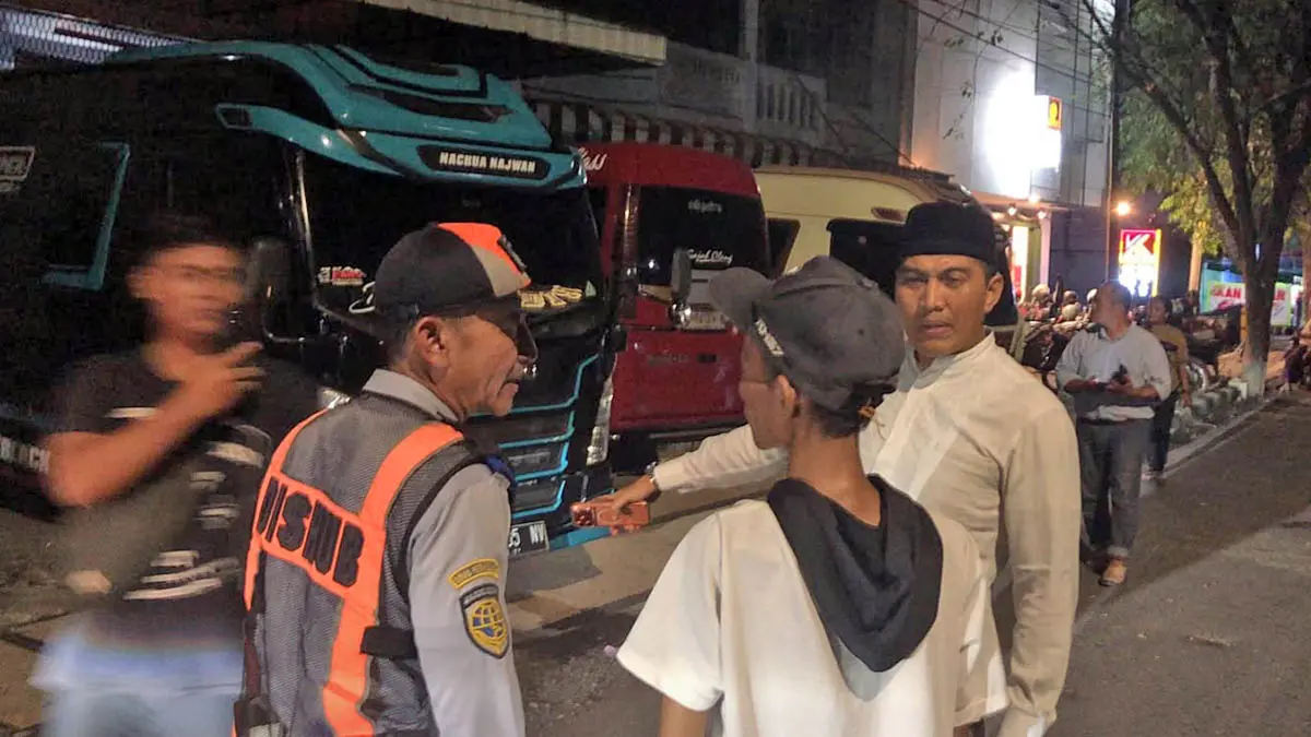 MELANGGAR: Petugas saat melakukan penertiban terhadap minibus atau elf yang melanggar. (Dishub Kota Pasuruan for Radar Bromo)