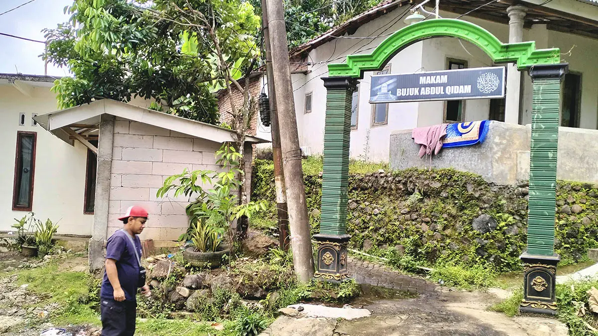 PENANDA: Gapura menuju makam Bujuk Abdul Qidam yang dihormati sekaligus dikeramatkan warga. (Achmad Arianto/Radar Bromo)