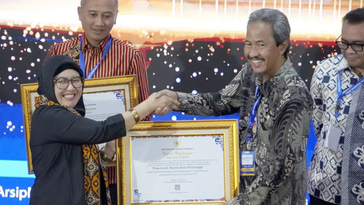 Plt. Kepala Dinas Perpustakaan dan Kearsipan Kota Probolinggo Aries Santoso (kanan) saat menerima penghargaan predikat AA atau sangat memuaskan dalam pengawasan kearsipan oleh Arsip Nasional Republik Indonesia (ANRI)