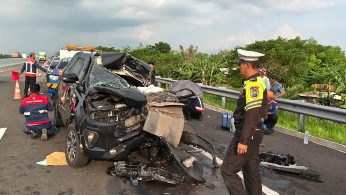 RINGSEK: Mobil Toyota Innova yang berisikan tiga penumpang usai menabrak dump truk di tol Paspro, Sabtu (23/5) sore. (Foto: Istimewa)