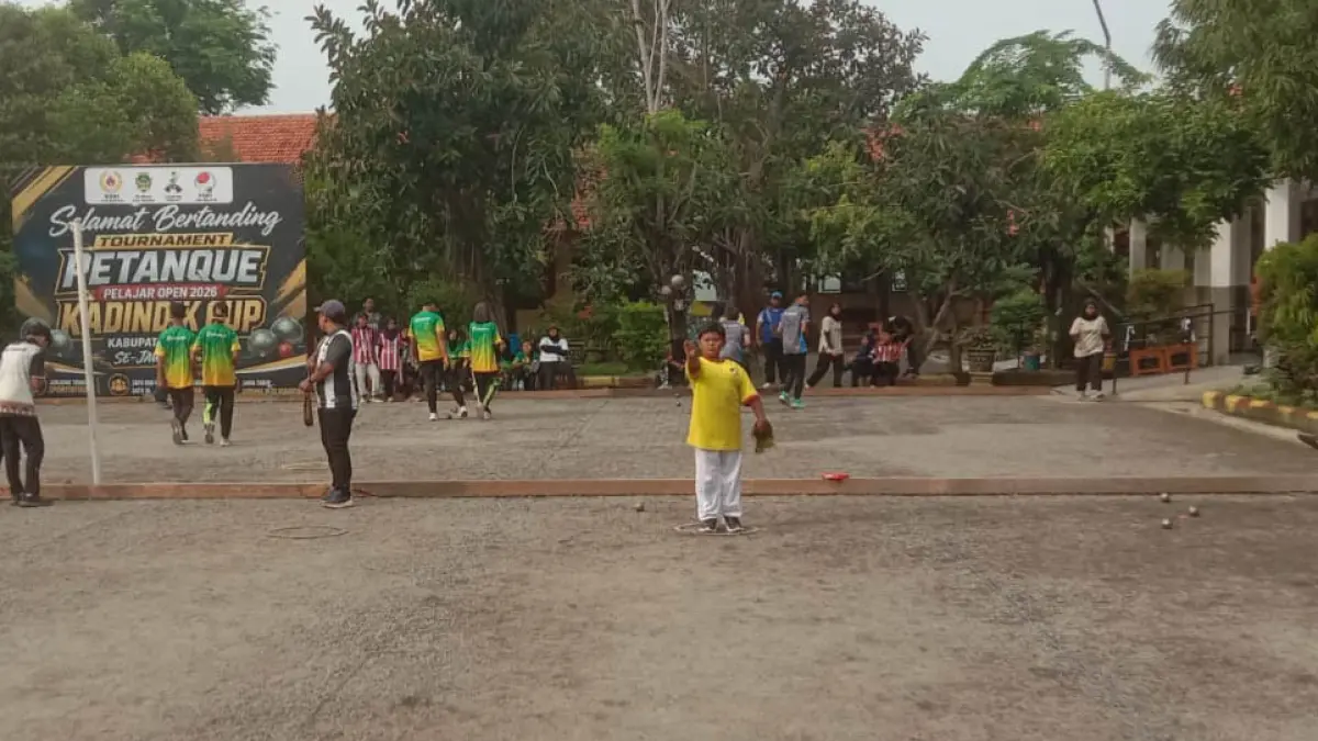RUNNER UP: Faris saat tampil di final dalam kategori nomor single. Di nomor ini dia meraih perak. (Foto: Pentaque Kota Pasuruan for Jawa Pos Radar Bromo)