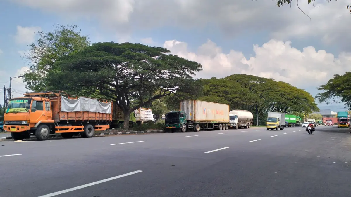 SEMBARANGAN: Truk yang terpantau parkir di sekitaran Bundaran Apollo Gempol. Meski kawasan terlarang, sopir truk masih saja nekat melanggar. (Rizal Fahmi Syatori/Jawa Pos Radar Bromo)