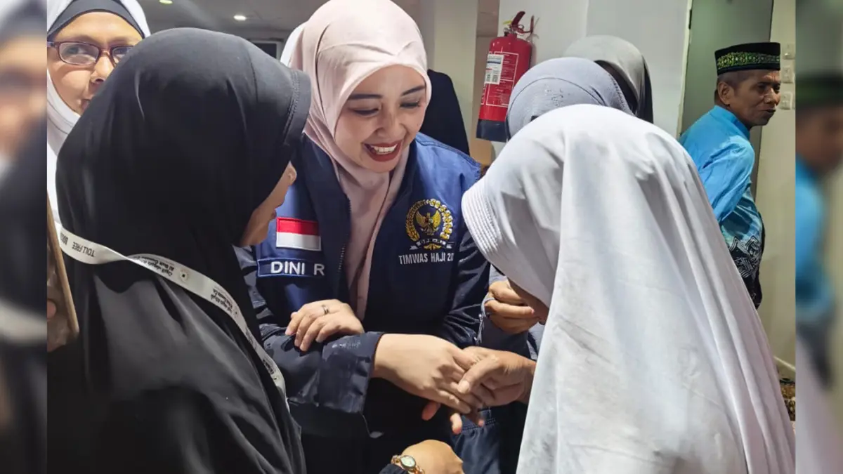 SERAP ASPIRASI: Anggota DPR RI Dini Rahmania saat bertemu jemaah Probolinggo Raya di Makkah, jelang puncak ibadah haji. 