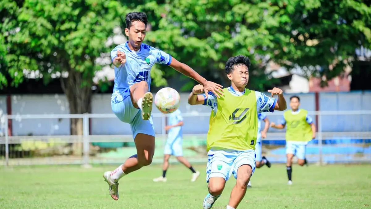 TEMPEL: Pemain Pasuruan United saat berlatih tanding. (Foto: Pasuruan United for Jawa Pos Radar Bromo)