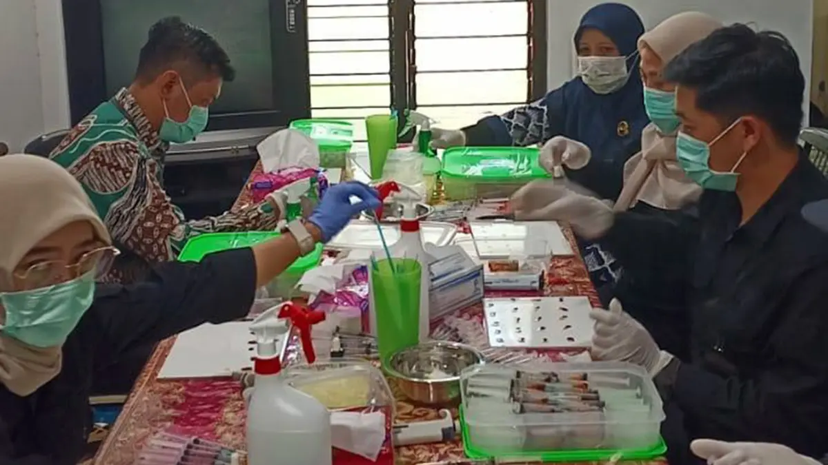 Tim Diperta Kabupaten Probolinggo bersama UPT Labkeswan Malang dan Dinas Peternakan Provinsi Jawa Timur melakukan uji Pulorum di PT Malindo Feedmill Tbk Farm III, Kecamatan Tegalsiwalan, Kamis (21/5).