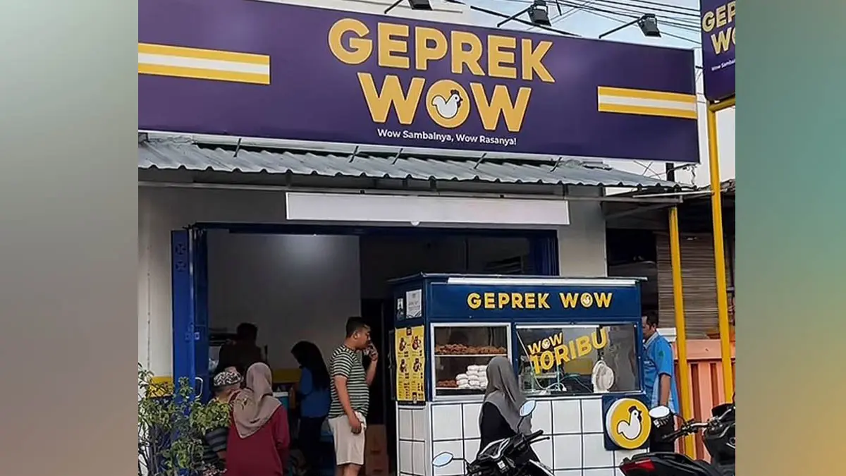 ANTRE : Salah satu outlet Geprek WOW di Probolinggo di serbu pembeli. (Foto: Istimewa)