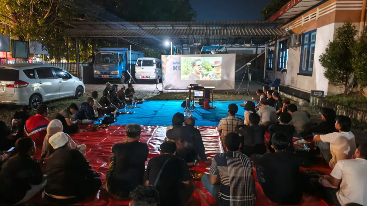 ANTUSIAS: PWI Probolinggo Raya bersama masyarakat menonton film Pesta Babi di halaman kantor Sekretariat PWI Probolinggo, Sabtu (23/5) malam. (PWI PROBOLINGGO RAYA FOR JAWA POS RADAR BROMO)