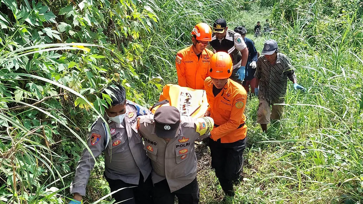 BAWA KE ATAS: Proses evakuasi jenazah korban yang dilakukan personel Polsek Purwodadi dan Tim SAR di perlintasan KA di Dusun Kampung Baru, Desa Sentul, Kecamatan Purwodadi. (Foto: Polsek Purwodadi for Jawa Pos Radar Bromo)