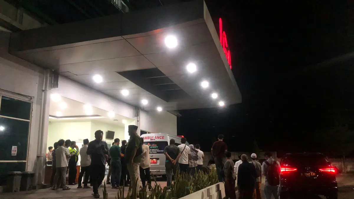 BERDUKA: Sejumlah anggota DPRD Kabupaten dan Kota Probolinggo saat menjenguk korban Muhammad Hilman Mufidi, di RSUD Ar Rozy paska mengalami kecelakaan, Sabtu (23/5) malam. (Inneke Agustin/ Radar Bromo)