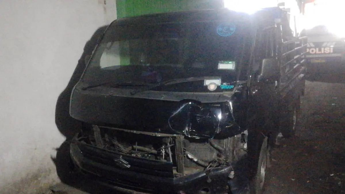 DIAMANKAN: Pikap yang terlibat laka lantas di Desa Glagahsari, Kecamatan Sukorejo, diamankan di Poslantas Purwosari. (Foto: Rizal F Syatori/Jawa Pos Radar Bromo)