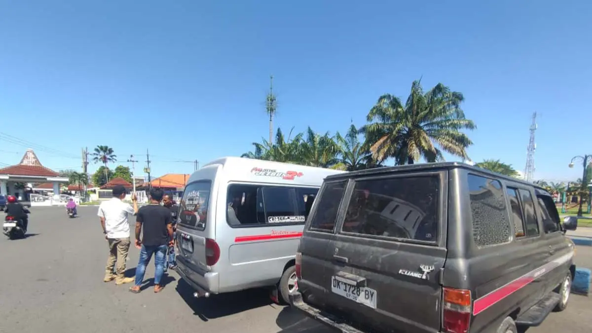 DITEGUR: Petugas menegur salah satu pengendara yang melanggar aturan parkir di Alun-Alun Kota Pasuruan. (DISHUB KOTA PASURUAN FOR JAWA POS RADAR BROMO)