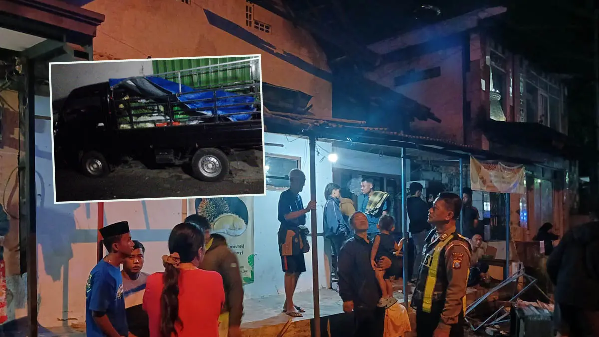 LOKASI KEJADIAN: Teras rumah warga hingga kios bensin yang ditabrak pikap (Inset) di Desa Glagahsari, Kecamatan Sukorejo. (Foto: Rizal F Syatori/Jawa Pos Radar Bromo)