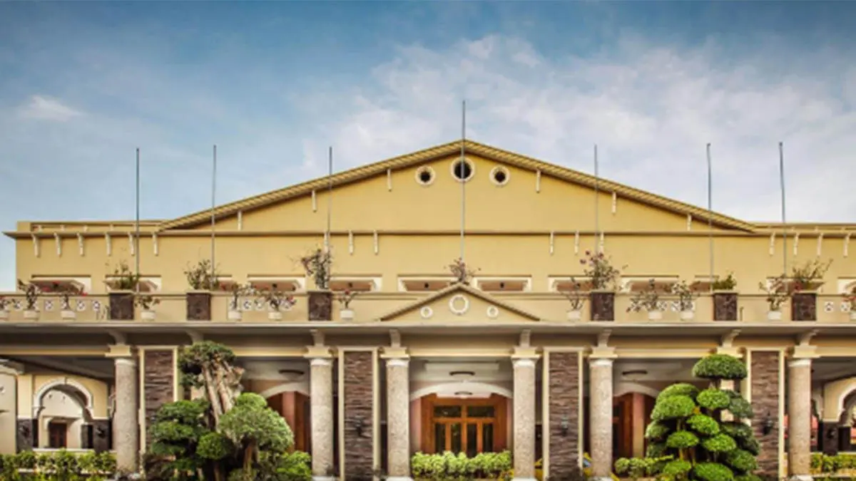 MEGAH: Inilah bangunan Paseban Sena Ballroom, Hotel & Restaurant. Desain dan arsitekturnya begitu megah, historis, luas, dan berkelas. Menjadikan  Paseban Sena venue yang selalu diminati masyarakat Probolinggo dan sekitarnya. (Foto: Istimewa)