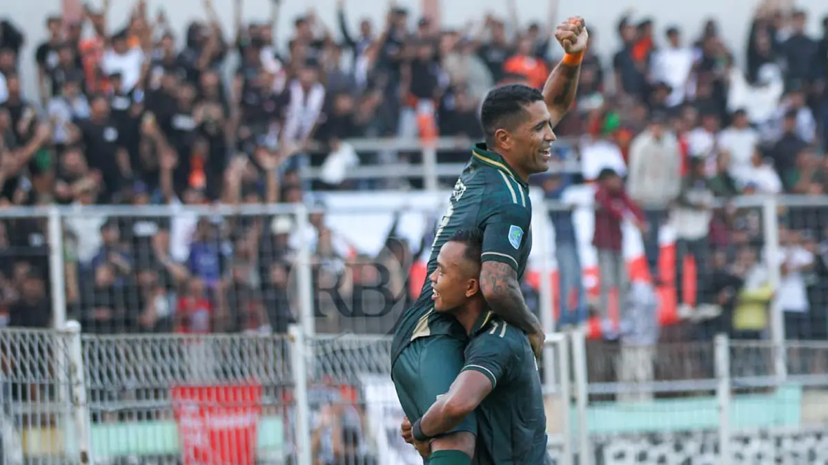 MENANG: Pemain Persekabpas merayakan gol Osvaldo Hay yang dicetak di babak pertama dalam laga persahabatan melawan Persik Kediri di Stadion R Soedarsono, Minggu (24/5) sore. (Foto: M Zubaidillah/Jawa Pos Radar Bromo)