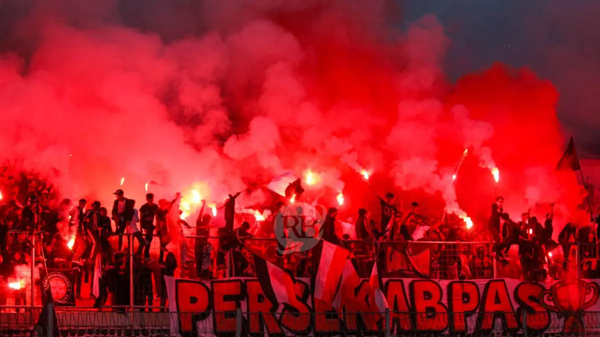 MENANG: Pemain Persekabpas merayakan gol Osvaldo Hay yang dicetak di babak pertama dalam laga persahabatan melawan Persik Kediri di Stadion R Soedarsono, Minggu (24/5) sore. (Foto: M Zubaidillah/Jawa Pos Radar Bromo)