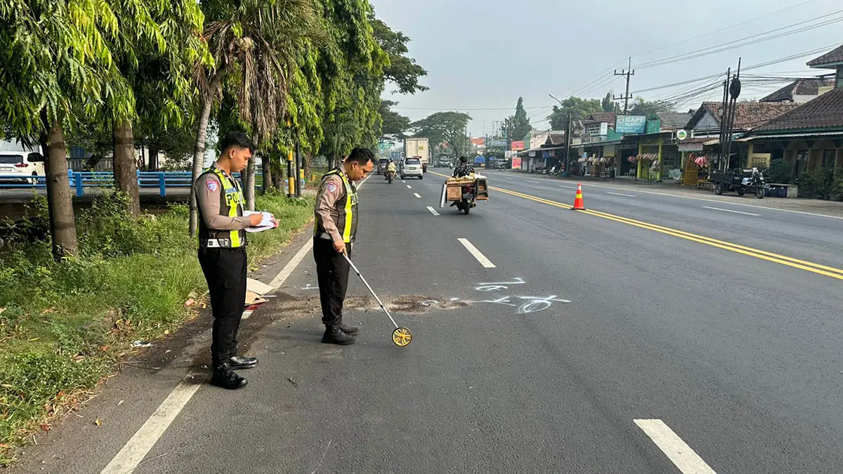 OLAH TKP: Personel Satlantas di Jalan raya Gempol tepatnya di Legok, lokasi  laka lantas pemotor tabrak dump truk. (Foto: Satlantas Polres Pasuruan for Jawa Pos Radar Bromo)