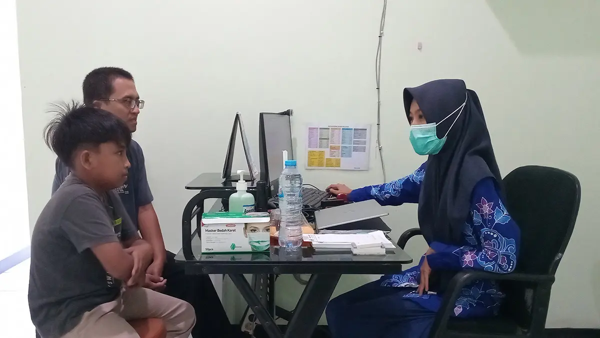 PROFESIONAL: Layanan Klinik Umum Santika dengan tenaga dokter profesional dan tepercaya.