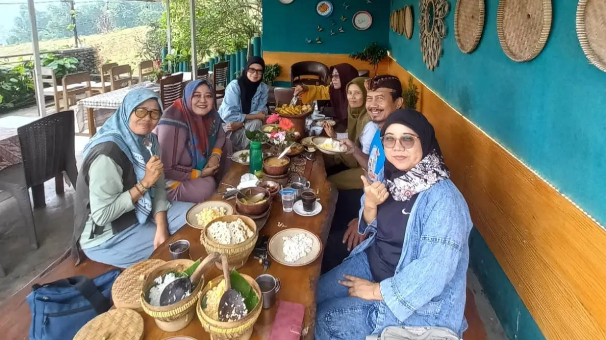 RAMAI: Kedai Kopi Gunung Bromo menyediakan berbagai makanan ala desa, dengan harga terjangkau. (Foto: Istimewa)