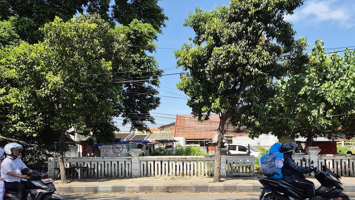 SEGERA DIBANGUN: Sejumlah pengendara motor melintas di Jalan dr. Wahidin Sudirohusodo Kota Pasuruan, yang rencananya akan dibangun pujasera. (FAHRIZAL FIRMANI/JAWA POS RADAR BROMO)
