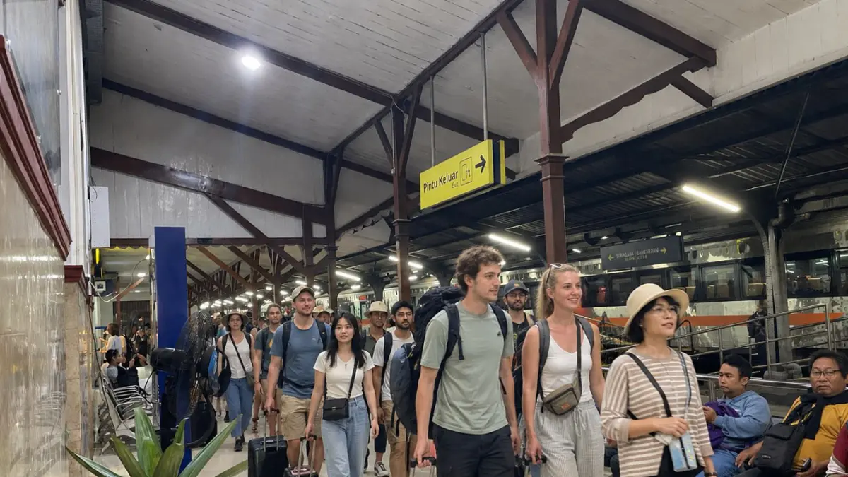 SIAP BERANKAT: Sejumlah penumpang WNA di ruang tunggu dan peron Stasiun Probolinggo, Sabtu (23/5). (ARIF MASHUDI/JAWA POS RADAR BROMO)
