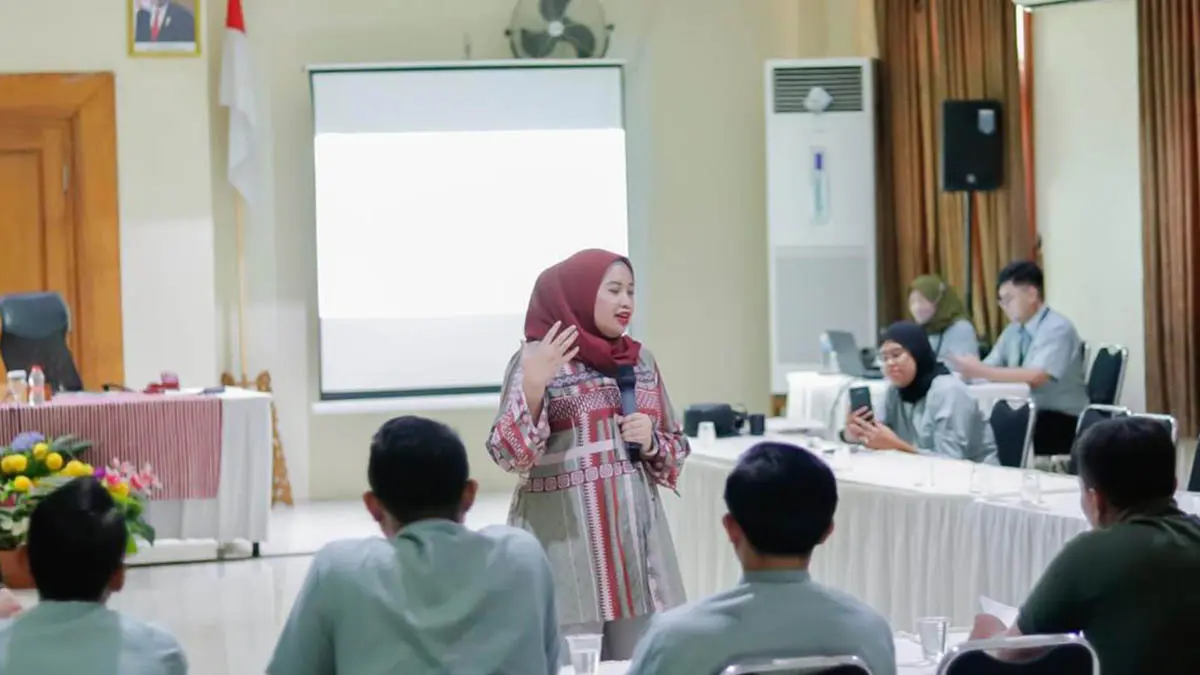 TERUS BERGERAK: CEO Mirna saat berkonsolidasi dengan tim Paseban Sena. (Foto: Istimewa)