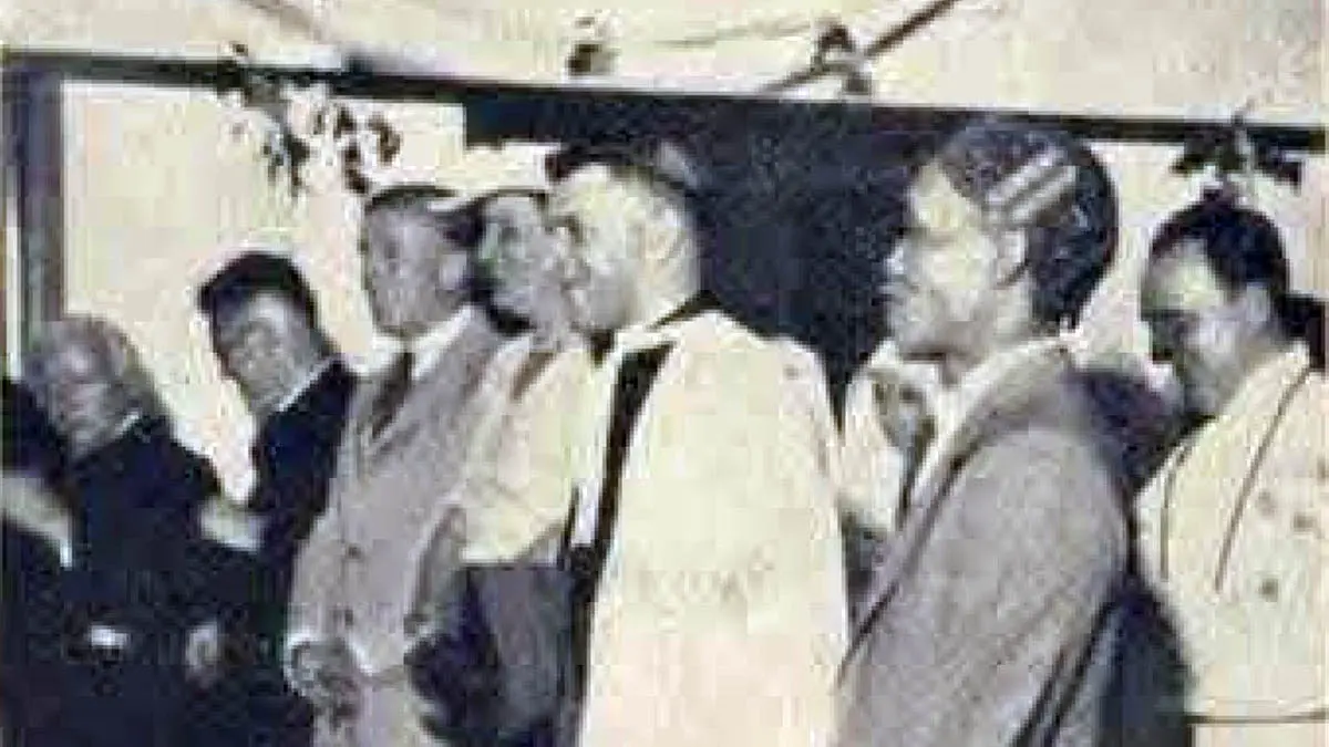 ACARA: Bupati Poedjo bersama ibu dan bapak Wali Kota Probolinggo, L. Noe, mendampingi Mgr. Albers (Uskup Malang) dalam suatu acara tahun 1939. (Istimewa)