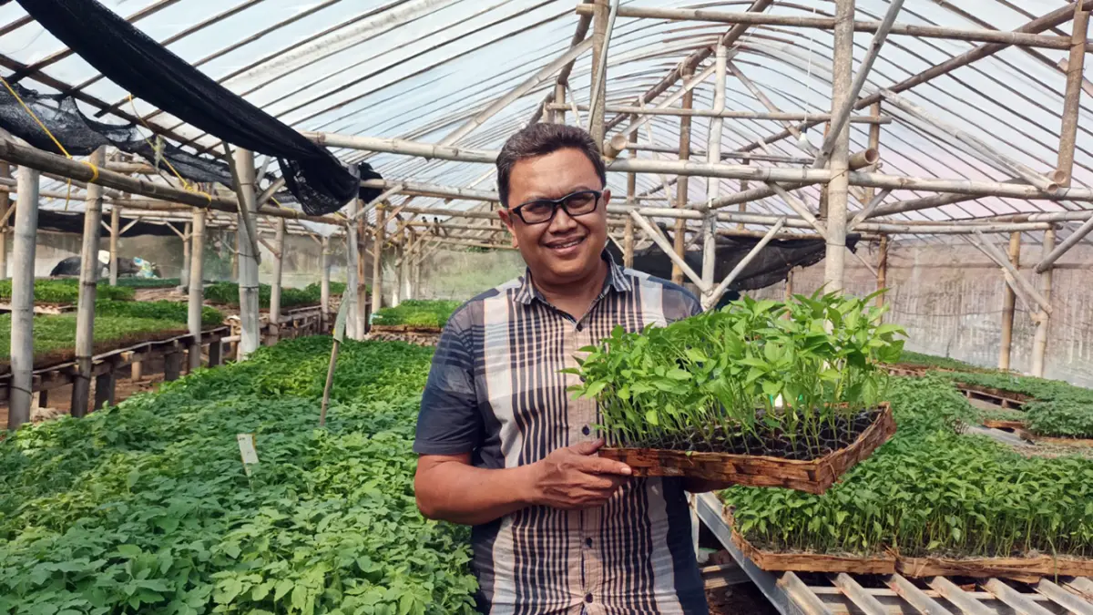 ANTISTRES: Adi Prasetyo, pemilik usaha pembibitan Agrotani Mandiri saat menyiapkan bibit di greenhouse pembibitan miliknya di Jalan Ir H Juanda, Kelurahan Patokan, Kraksaan. Ratusan ribu bibit dari sini dipasarkan hingga ke tiga kabupaten.