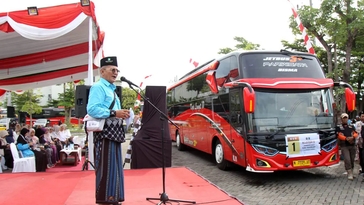 BERKELAS: Wakil Bupati Pasuruan, HM Shobih Asrori saat memberangkatkan calon jemaah haji dengan memanfaatkan layanan armada Kopi Langit’81 Trans. (Kopi Langit for Radar Bromo)