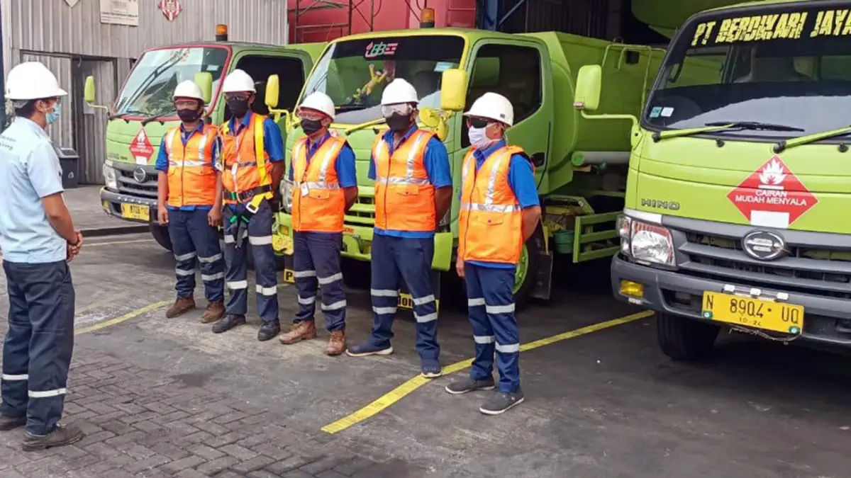 BRIEFING: Kegiatan briefing keselamatan kerja (safety briefing) dan pengecekan APD driver sebelum pengiriman produk ke area tambang dan lokasi kerja berisiko tinggi sebagai bagian penerapan K3 PT Berdikari Jaya Bersama.