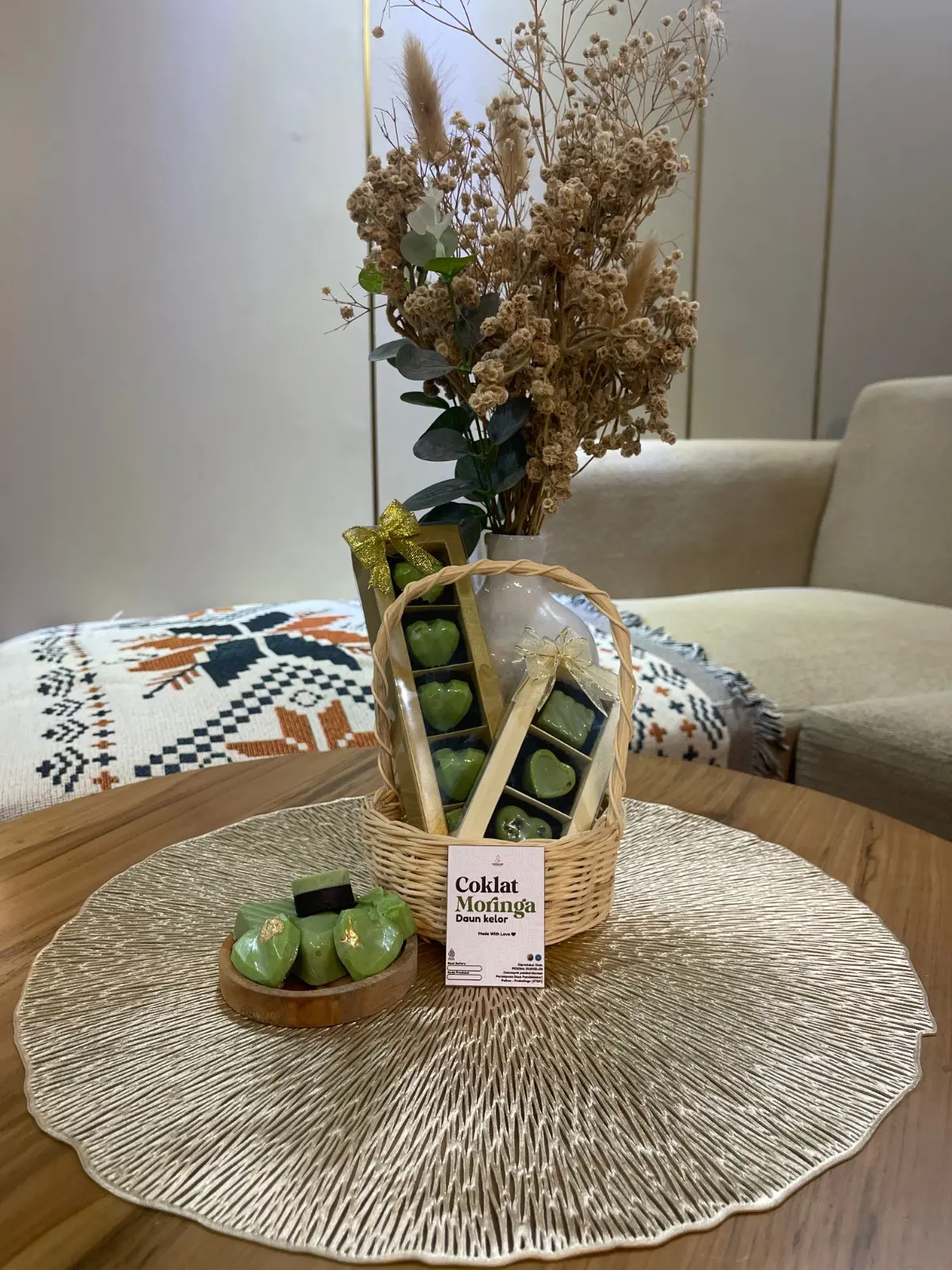 DARI DAUN KELOR: Cokelat yang terbuat dari daun kelor. 