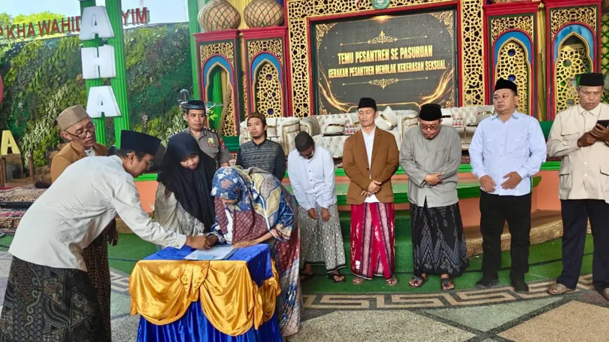 DEKLARASI: Puluhan pengasuh Pondok Pesantren di Pasuruan mendeklarasikan penolak terhadap segala bentuk kekerasan seksual (25/5) di Ponpes KHA Wahid Hasyim Bangil. (M Busthomi/ Radar Bromo)