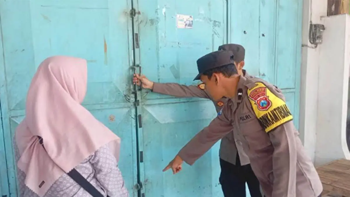 DIBOBO : Petugas Polsek Kraksaan melakukan olah TKP toko sembako di lingkungan Pasar Kebonagung yang dibobol maling. (Foto: dok Jawa Pos Radar Bromo)