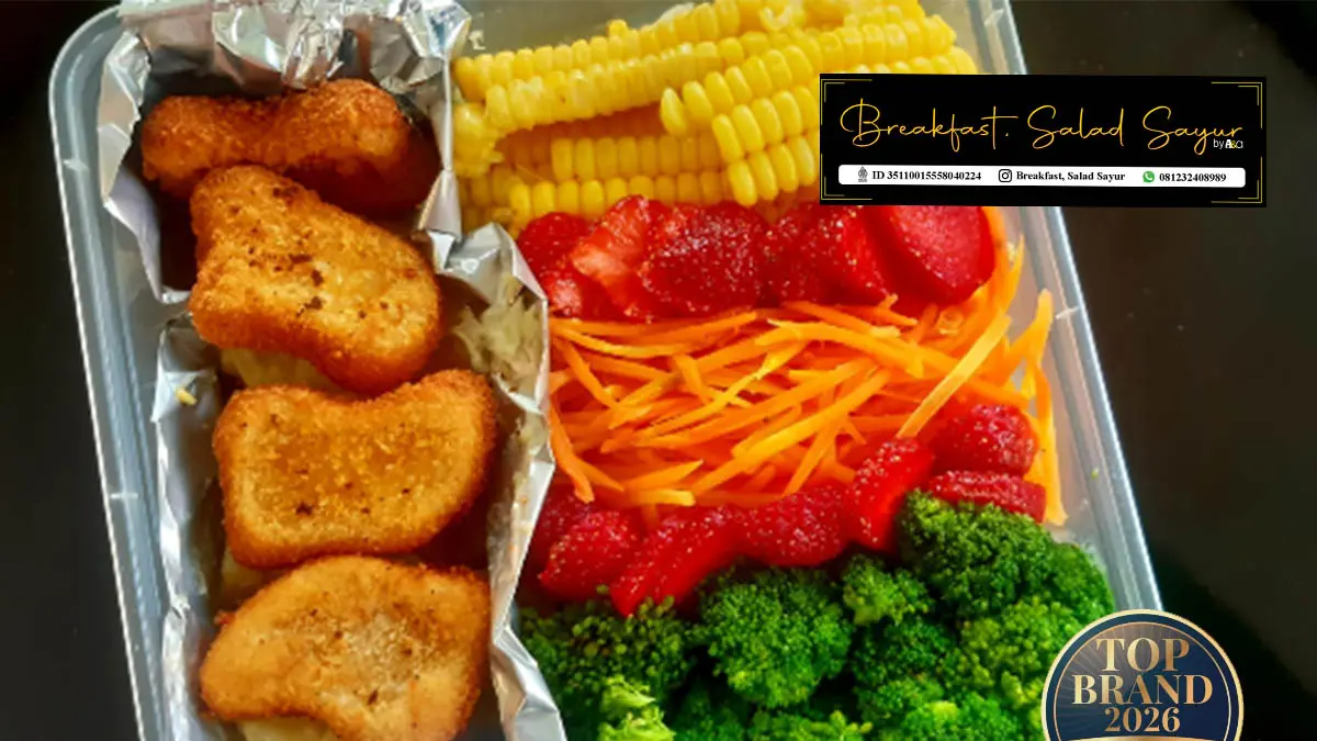 ENAK DAN SEGAR: Salad sayur yang selalu tersedia di Breakfast Salad sayur by A&a. (Foto: Yuni Arwulan for Jawa Pos Radar Bromo)