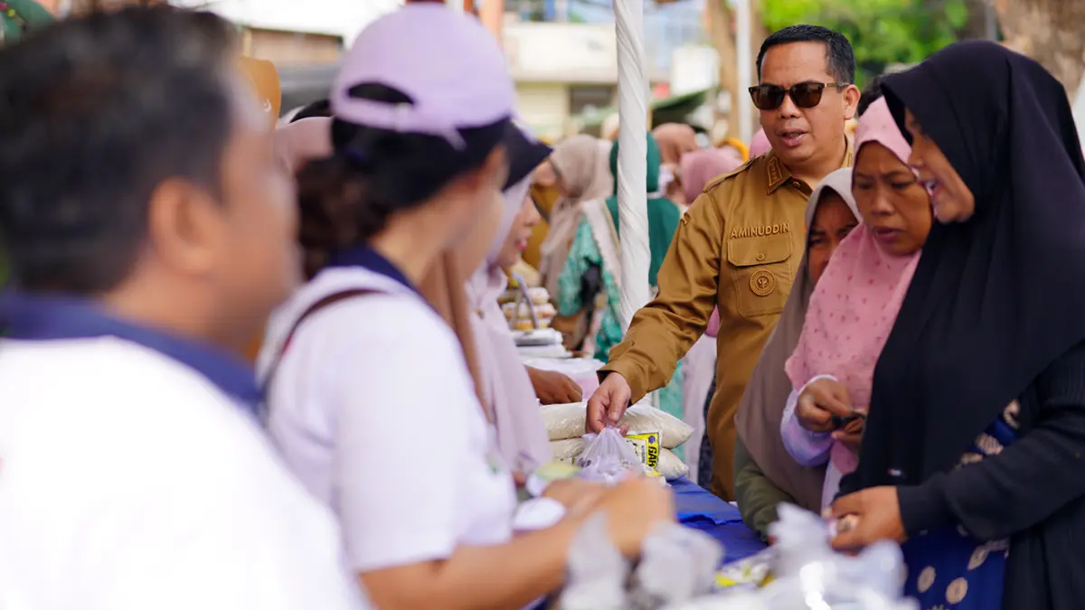 GERAKAN PASAR MURAH: Wali Kota Probolinggo Dokter Aminuddin saat meninjau Gerakan Pasar Murah di Wonoasih, Senin (25/5). (Diskominfo Kota Probolinggo)