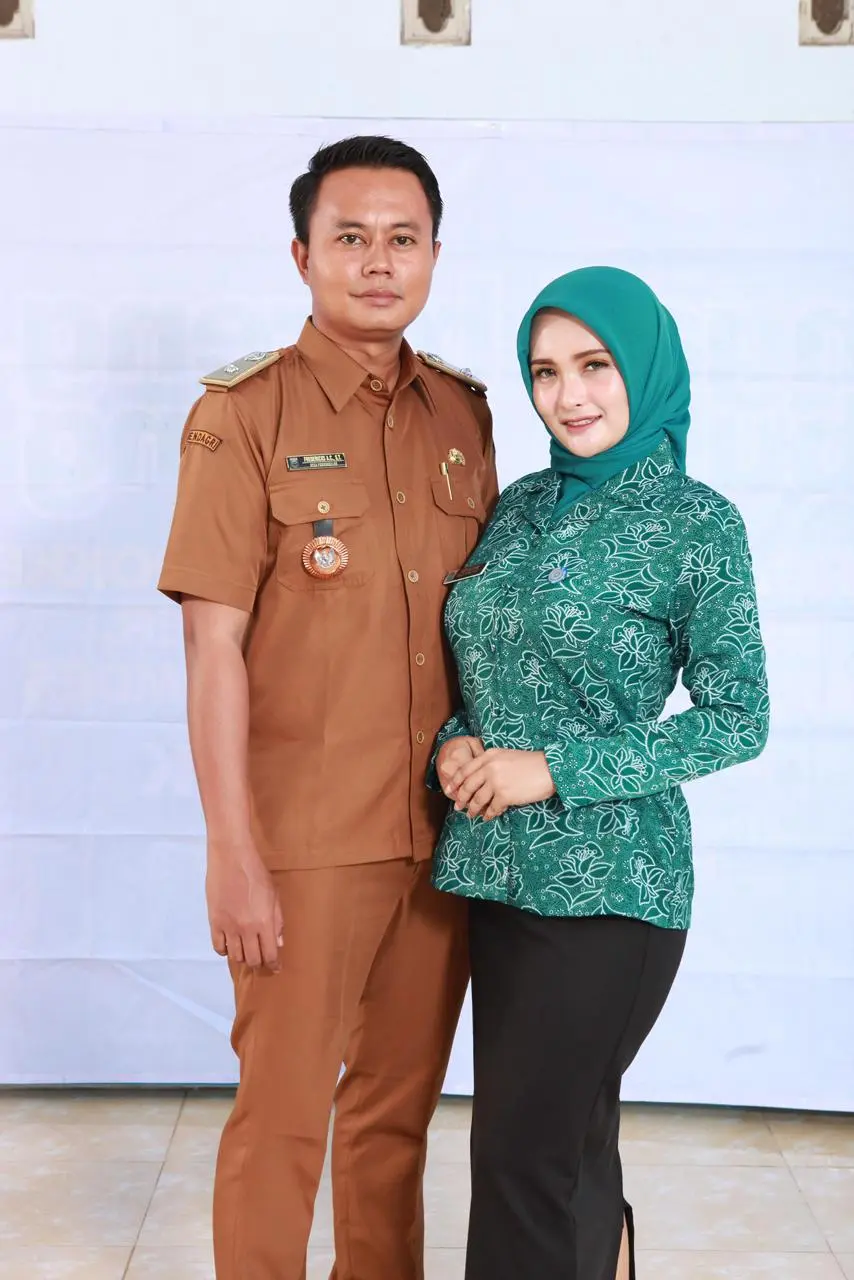 KEMBANGKAN OLAHAN KELOR: Kades Pondok Kelor Paiton bersama istri. 