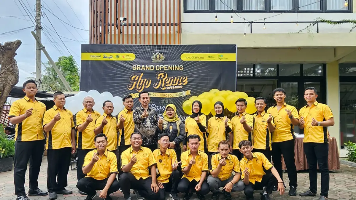 KOMPAK: Manajemen bersama karyawan Ayo Renne Cafe & Resto Probolinggo.