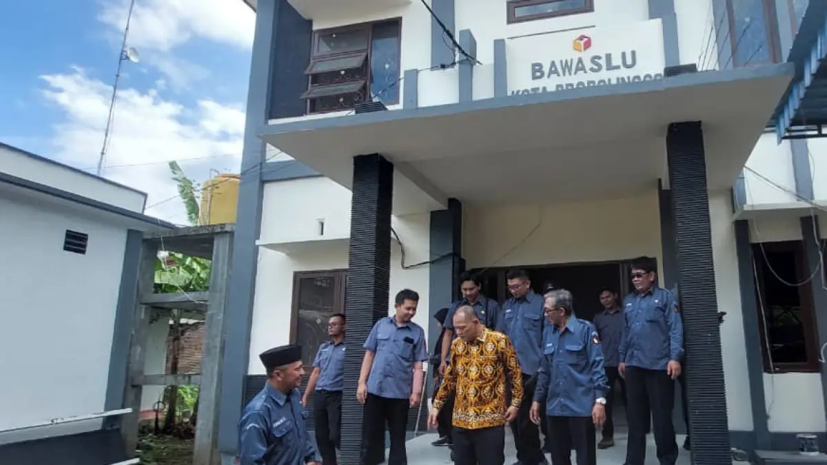 KURANG RUANGAN: Bawaslu RI mengecek kantor baru Bawaslu Kota Probolinggo di Kecamatan Wonoasih, Senin (25/5). (ARIF MASHUDI/JAWA POS RADAR BROMO)

