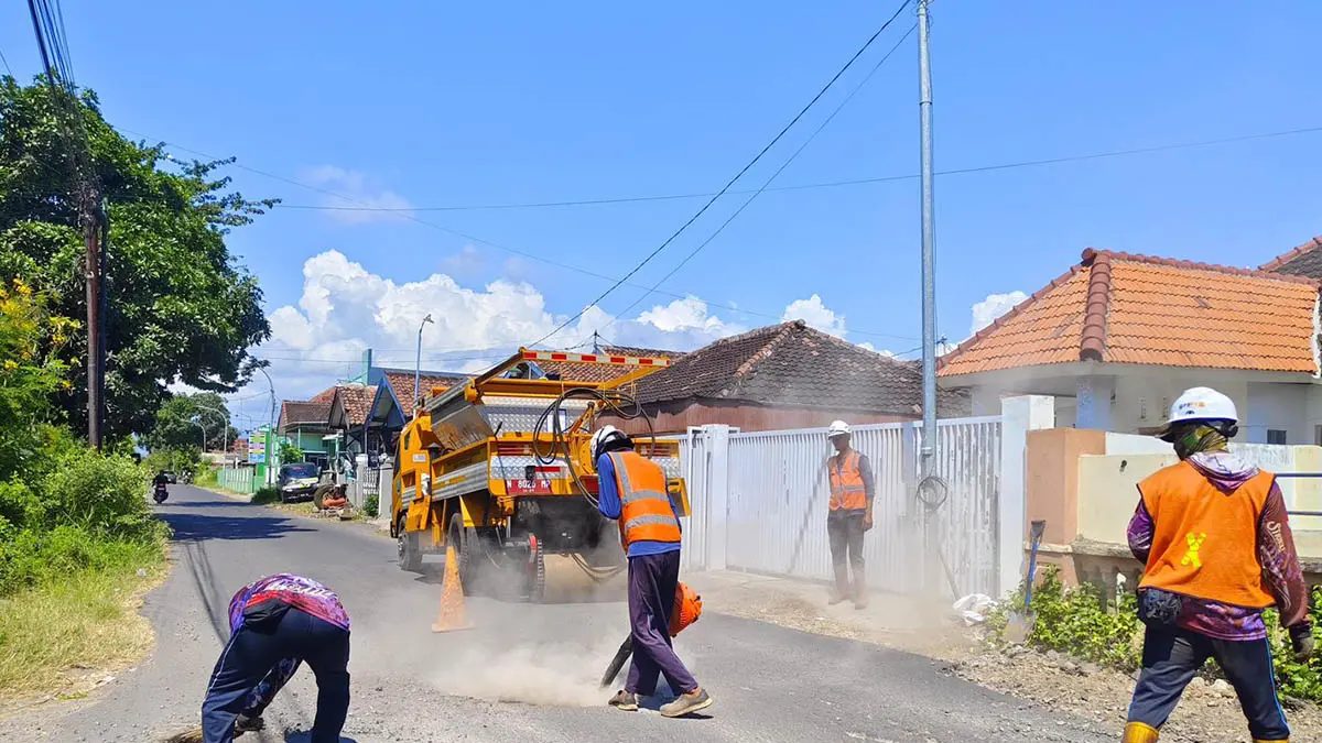 LANGSUNG DIRESPON: Perbaikan jalan rusak di Desa Jabung Sisir, Paiton yang dilakukan seusai warga melapor ke Halo Sae. (Foto: Istimewa)