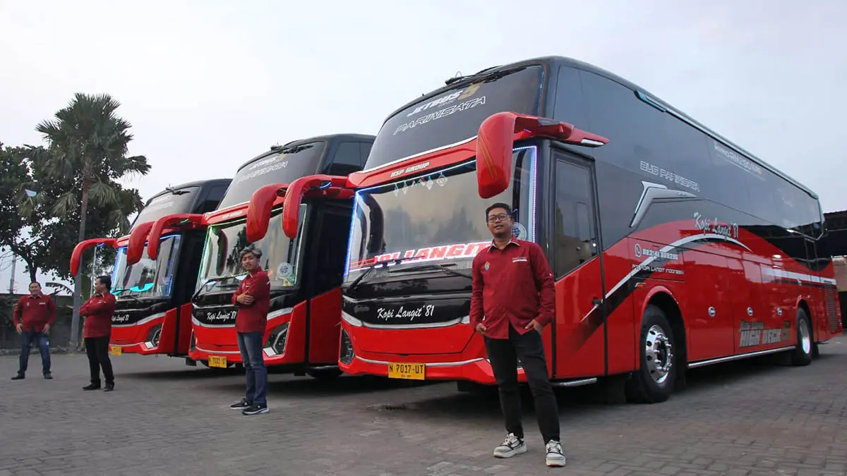 MODERN: Deretan armada Kopi Langit’81 Trans, mengusung armada modern tipe Jet Bus 5. Setiap perjalanan dirancang memberikan kenyamanan maksimal. (Kopi Langit for Radar Bromo)