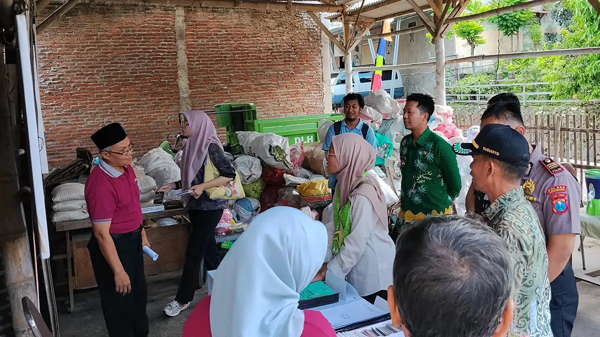 PENINJAUAN: Tim DLH Jatim saat melakukan peninjauan dalam pengelolaan sampah di wilayah Purwodadi. (Istimewa)
