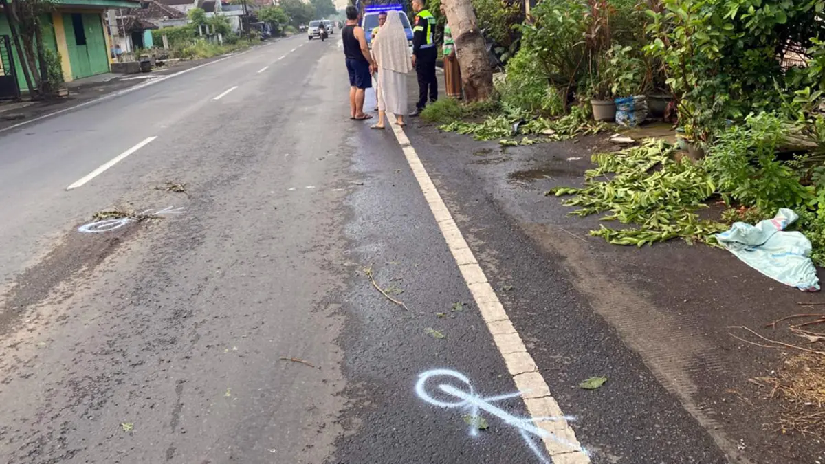 Personel Satlantas Polres Pasuruan Kota melakukan olah TKP di jalur Bromo, Karangsentul, Gondangwetan, Pasuruan Minggu (24/5) sore.