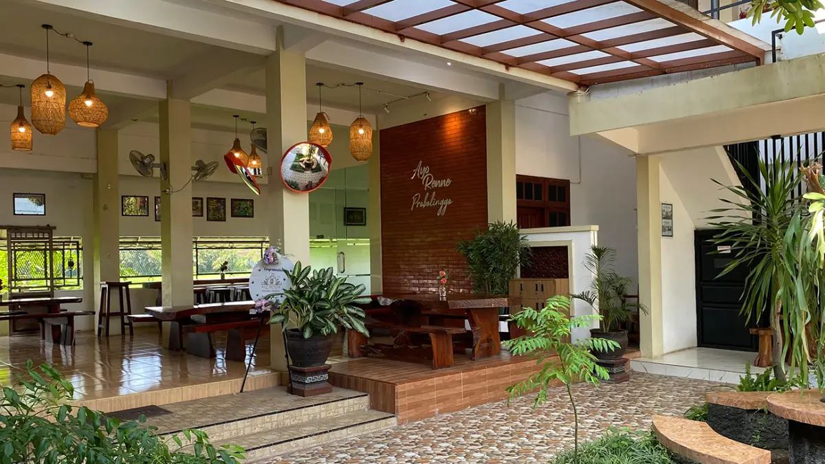 PREMIUM: Spot makan dilantai bawah dengan konsep estetik dan nyaman.