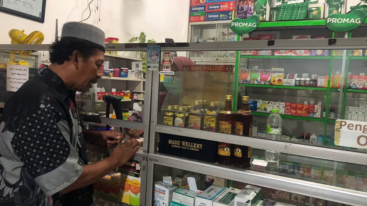 RAMAH: Apt. Deasye Wahyuni, S.F. melayani salah satu pembeli di Apotek Mayang Farma di Kelurahan/Kecamatan Mayangan, Kota Probolinggo.