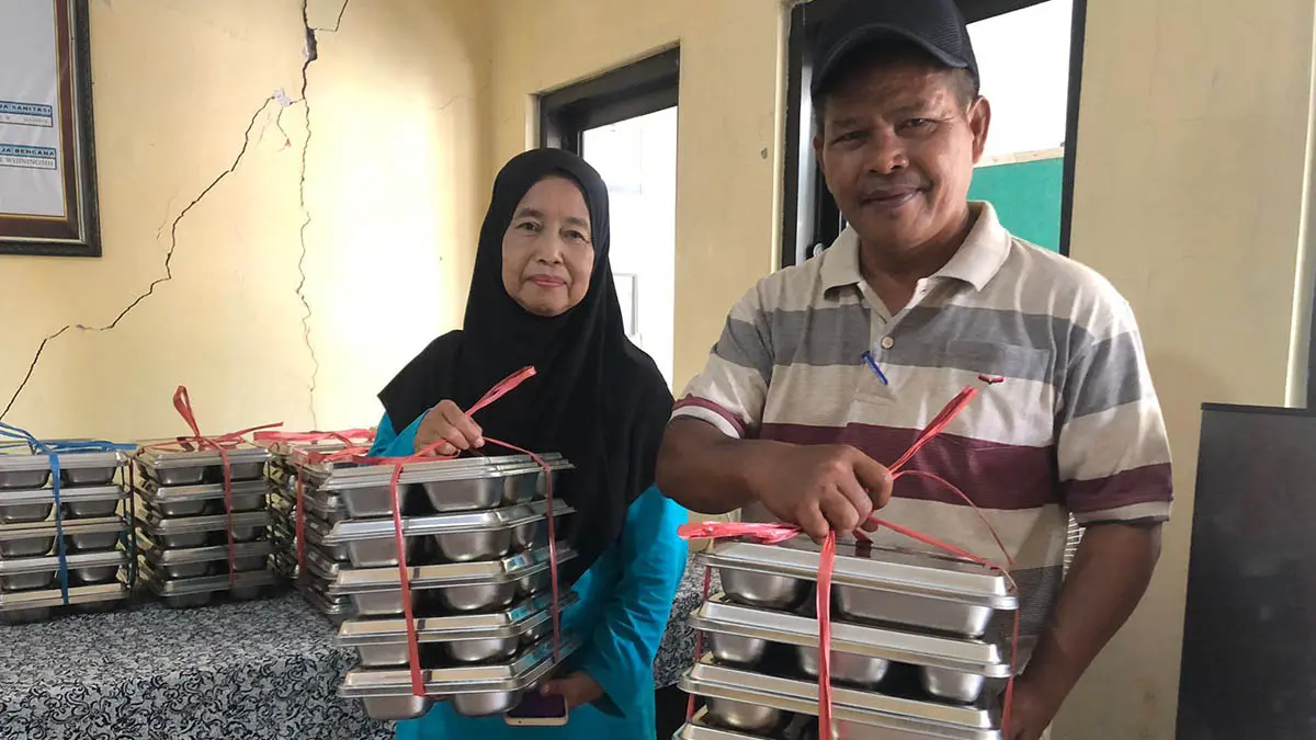 SEHAT: Kepala Desa Tegalrejo, Suharul Halim saat menunjukkan sejumlah piring MBG yang hendak dibagikan pada 3B Desa Tegalrejo, Kecamatan Dringu. (Foto: Inneke Agustin/Jawa Pos Radar Bromo)