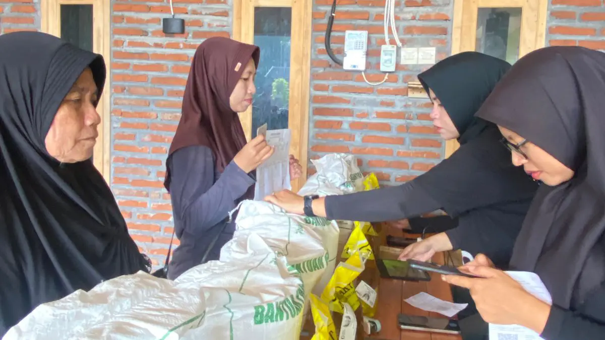 SEJAHTERA: Pemerintah desa menyalurkan bantuan pangan kepada ratusan penerima di Desa Kalirejo, Kecamatan Dringu.