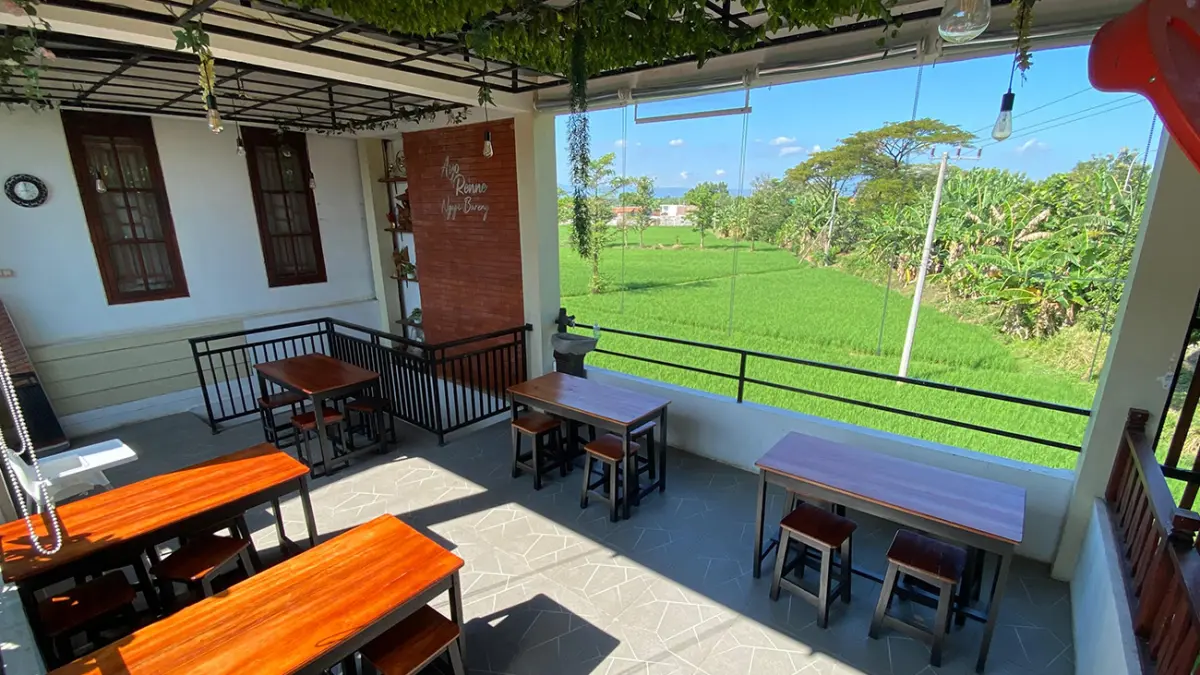 SEJUK: Spot lantai 2 ini siap memanjakan mata dengan viem hamparan sawah.