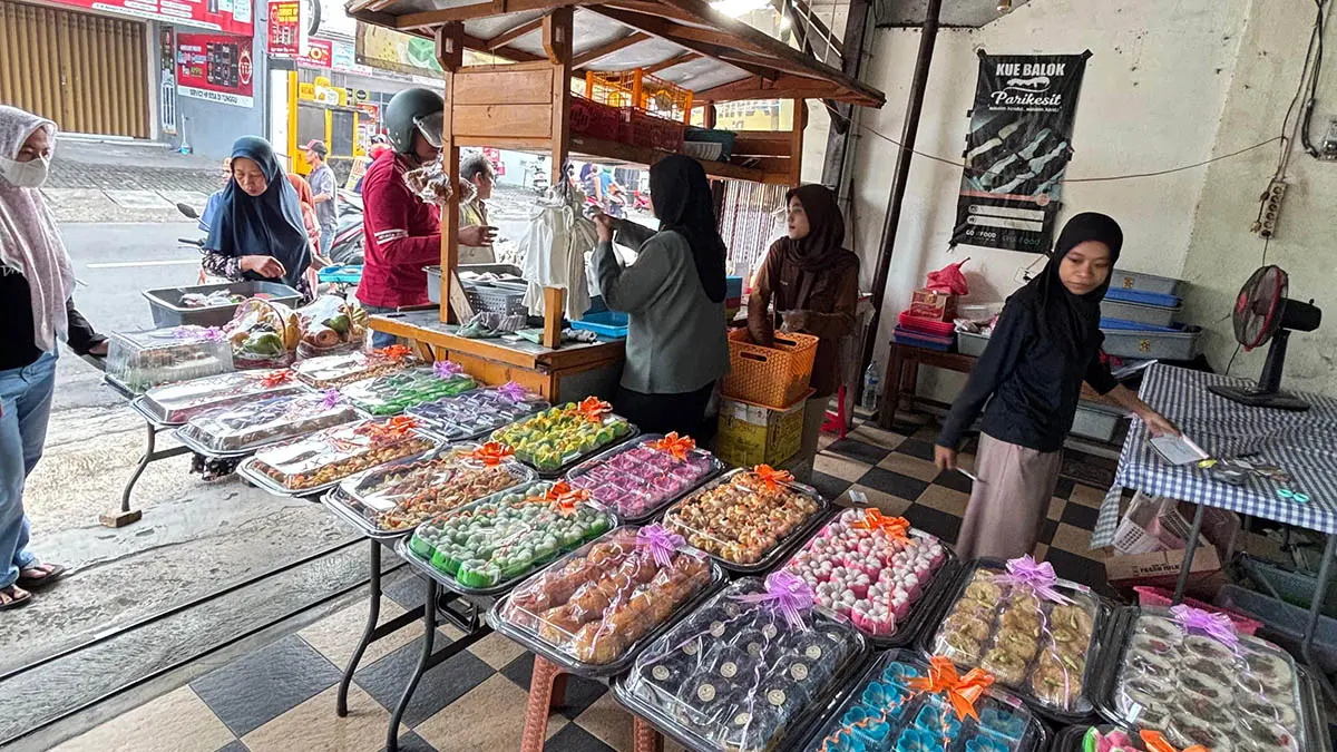 SELALU RAMAI: Para pelanggan saat berbelanja kue di lapak kue Aminah di Jalan Raden Patah, Kota Pasuruan. (Inayah Maharani/Radar Bromo)